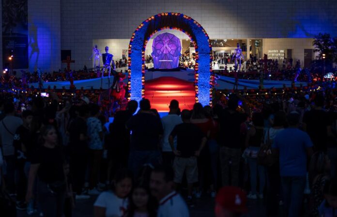 altar monumental como parte de las celebraciones por el Día de Muertos (4) altar monumental como parte de las celebraciones por el Día de Muertos (4)