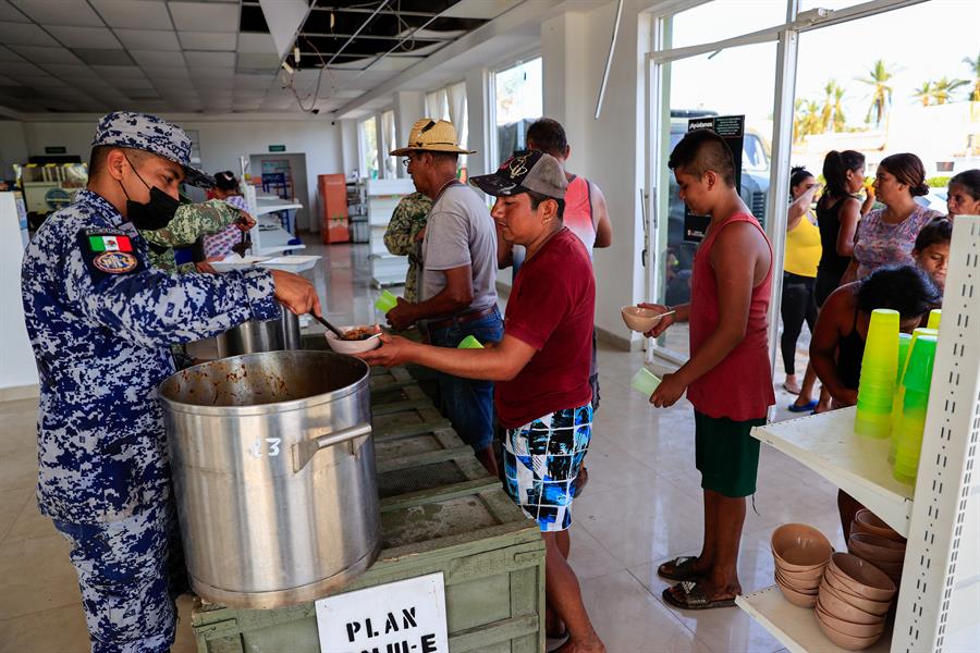 elementos del Ejercito Mexicano, dando alimentos en las zonas afectadas por el paso del hurac&aacute;n Otis (2)