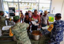 elementos del Ejercito Mexicano, dando alimentos en las zonas afectadas por el paso del huracán Otis (3)