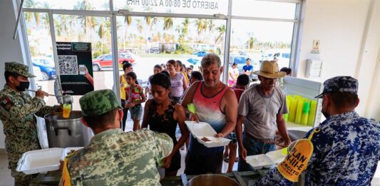 elementos del Ejercito Mexicano, dando alimentos en las zonas afectadas por el paso del huracán Otis (3)