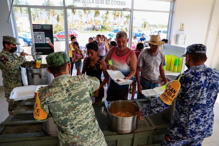 elementos del Ejercito Mexicano, dando alimentos en las zonas afectadas por el paso del huracán Otis (3)