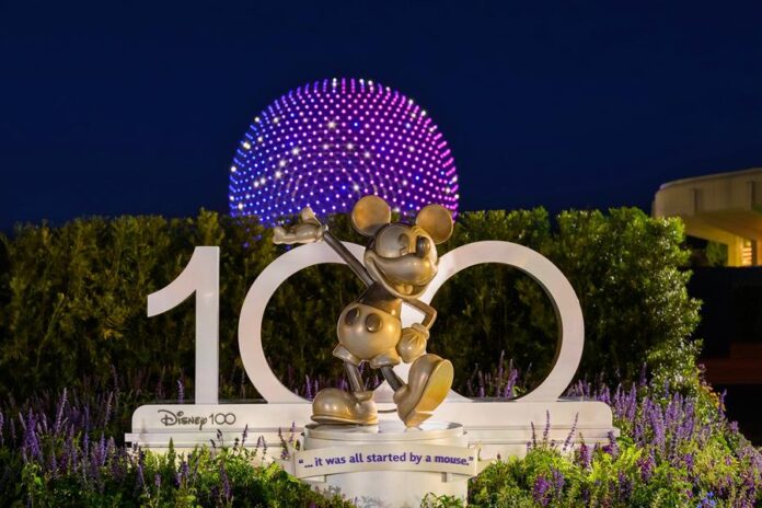 escultura de platino de Mickey Mouse instalada con ocasión de los 100 años de Disney