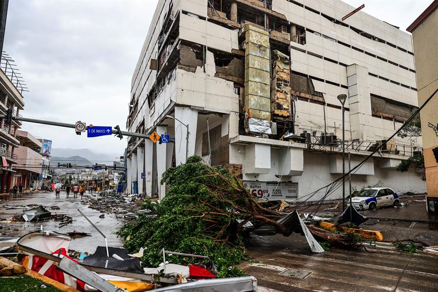 fachada de un edificio desmantelada por el hurac&aacute;n Otis (1)