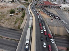 fila de tractocamiones en el puente Córdova de las Américas en Ciudad Juárez, (1)