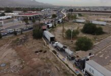 Comercio entre Juárez y El Paso vuelve a la normalidad tras retirada de retenes en Texas fila de tractocamiones en el puente Córdova de las Américas en Ciudad Juárez, (3)