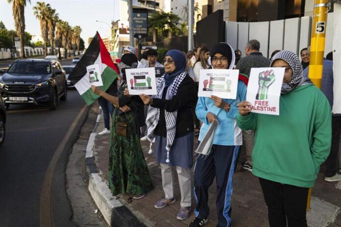 manifestantes sostienen banderas y pancartas en una protesta en Johannesburgo organizada por el grupo Judíos sudafricanos por una Palestina libre manifestantes sostienen banderas y pancartas en una protesta en Johannesburgo organizada por el grupo Judíos sudafricanos por una Palestina libre