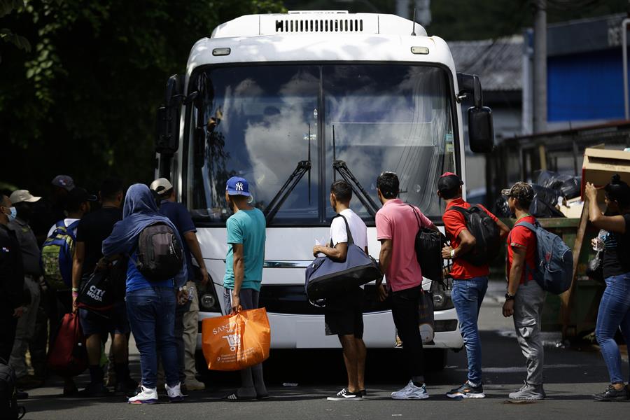 migrantes en bus El Gobierno de Denver se vio obligado a reducir a partir de esta semana los servicios para los migrantes que envía por autobuses el gobernador de Texas, Greg Abbott, al no poder satisfacer ese