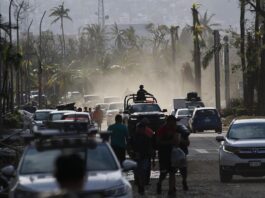 México abrirá puente aéreo para salida de turistas del balneario de Acapulco tras huracán paso del huracán Otis hoy, en el balneario de Acapulco, (1)