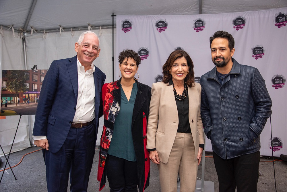 El actor, compositor y director Lin-Manuel Miranda, la gobernadora de Nueva York, Kathy Hochul, el líder comuntario y filántropo Luis A. Miranda, y otras destacadas personalidades, participaron en la ceremonia
