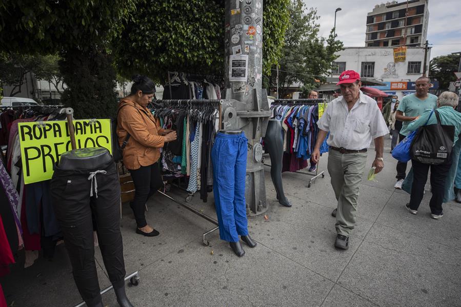 puesto callejero de venta de ropa