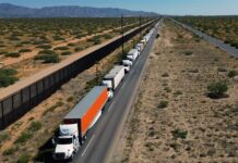 transportistas que hacen fila para ser inspeccionados, en el cruce internacional Santa Teres (2)