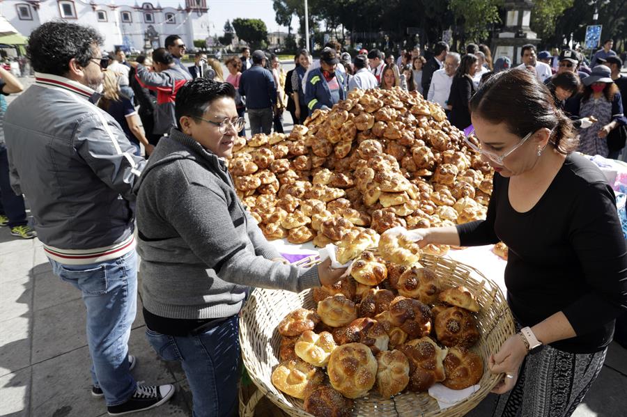 una hojaldra monumental, hecha con panes de muerto (2)