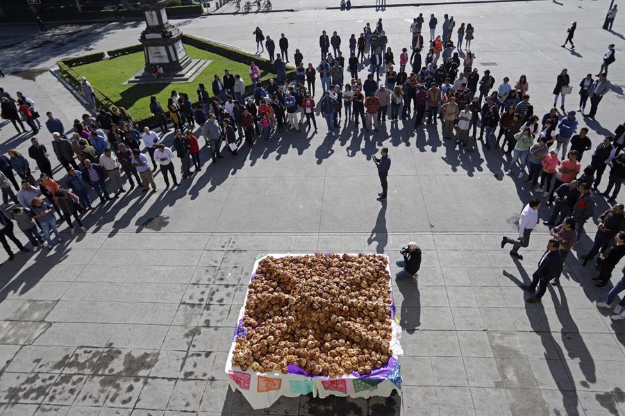 una hojaldra monumental, hecha con panes de muerto (3)