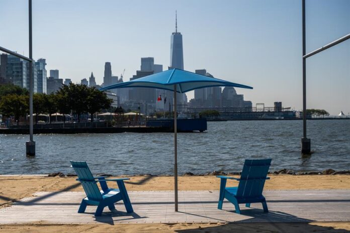 vista de Manhattan desde la recién inaugurada Península de Gansevoort junto al río Hudson, en Nueva York playa