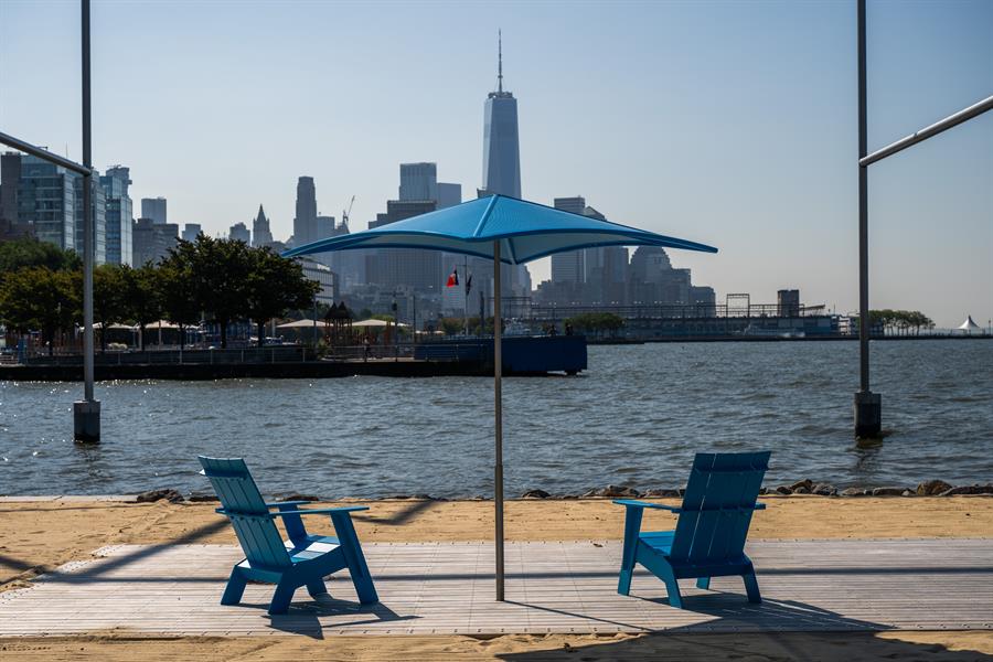 vista de Manhattan desde la recién inaugurada Península de Gansevoort junto al río Hudson, en Nueva York playa
