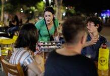 Una mujer trabaja vendiendo dulces en bare