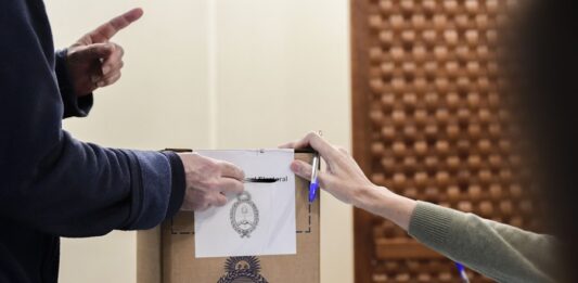 Ambos candidatos a presidente llegaron al balotaje después de que en la primera vuelta Massa obtuviera un 36,78 % de los votos y Milei, un 29,99 %.