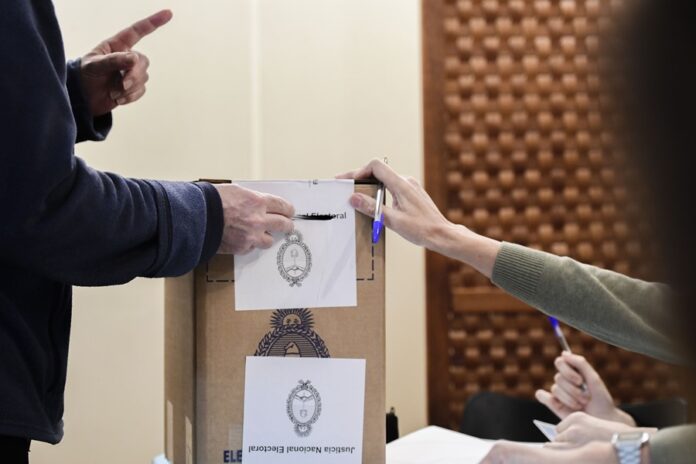 Ambos candidatos a presidente llegaron al balotaje después de que en la primera vuelta Massa obtuviera un 36,78 % de los votos y Milei, un 29,99 %.