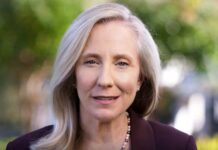 Los demócratas aspiran a gobernar Virginia en 2024 con una exagente de la CIA de candidata La política progresista se introdujo como exagente de la CIA que dice saber "centrarse en lo que realmente importa" a pesar de la polarización existente.