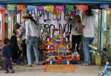 Activistas colocan ofrenda en muro fronterizo México-EE.UU. en honor a migrantes muertos