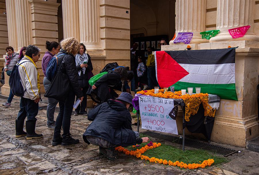 Activistas se manifiestan con un altar de D&iacute;a de Muertos pidiendo alto al genocidio del pueblo Palestina (1)