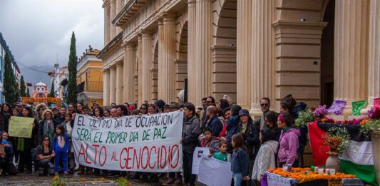 Activistas se manifiestan con un altar de Día de Muertos pidiendo alto al genocidio del pueblo Palestina (2)