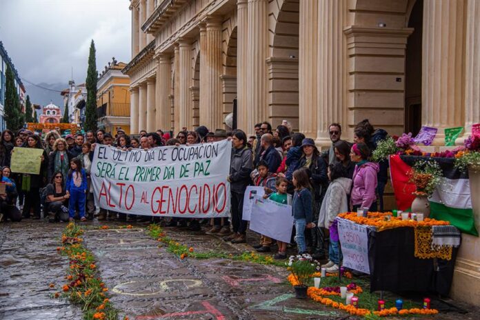 Activistas se manifiestan con un altar de Día de Muertos pidiendo alto al genocidio del pueblo Palestina (2)