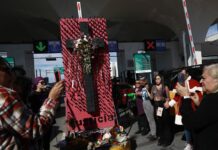 Colocan ofrenda por mujeres asesinadas en Juárez, epicentro de los feminicidios en México Activistas y ciudadanas en general colocan hoy una ofrenda floral en el monumento de la Cruz de Clavos (1)