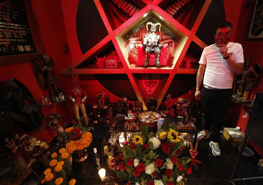 Alexis El Chino, creador del altar al Angelito Negro celebra el XXII aniversario del altar de la Santa Muete en el popular barrio de Tepito