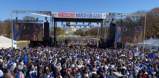 La protesta cubrió gran parte de la explanada del National Mall de la capital, donde los participantes ondearon banderas israelíes y corearon consignas como "Estamos con Israel", "Libertad para los rehenes" y "Nunca lo olvidaremos".