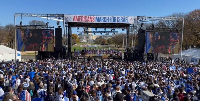 La protesta cubrió gran parte de la explanada del National Mall de la capital, donde los participantes ondearon banderas israelíes y corearon consignas como 