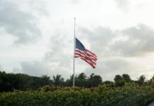 Biden ordena que las banderas ondeen a media asta por la muerte de Rosalynn Carter "Por la presente, ordeno que la bandera de Estados Unidos ondee a media asta en la Casa Blanca y en todos los edificios y terrenos públicos, en todos los puestos militares y estaciones navales, y en todos los buques de guerra del Gobierno federal", proclamó Biden en un documento oficial.