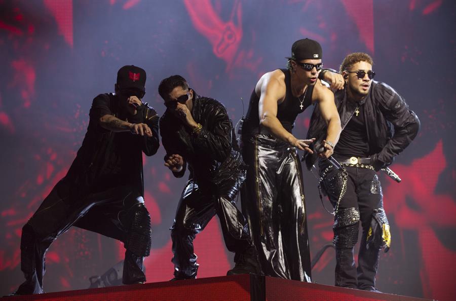 Grupo latino CNCO, durante el concierto.