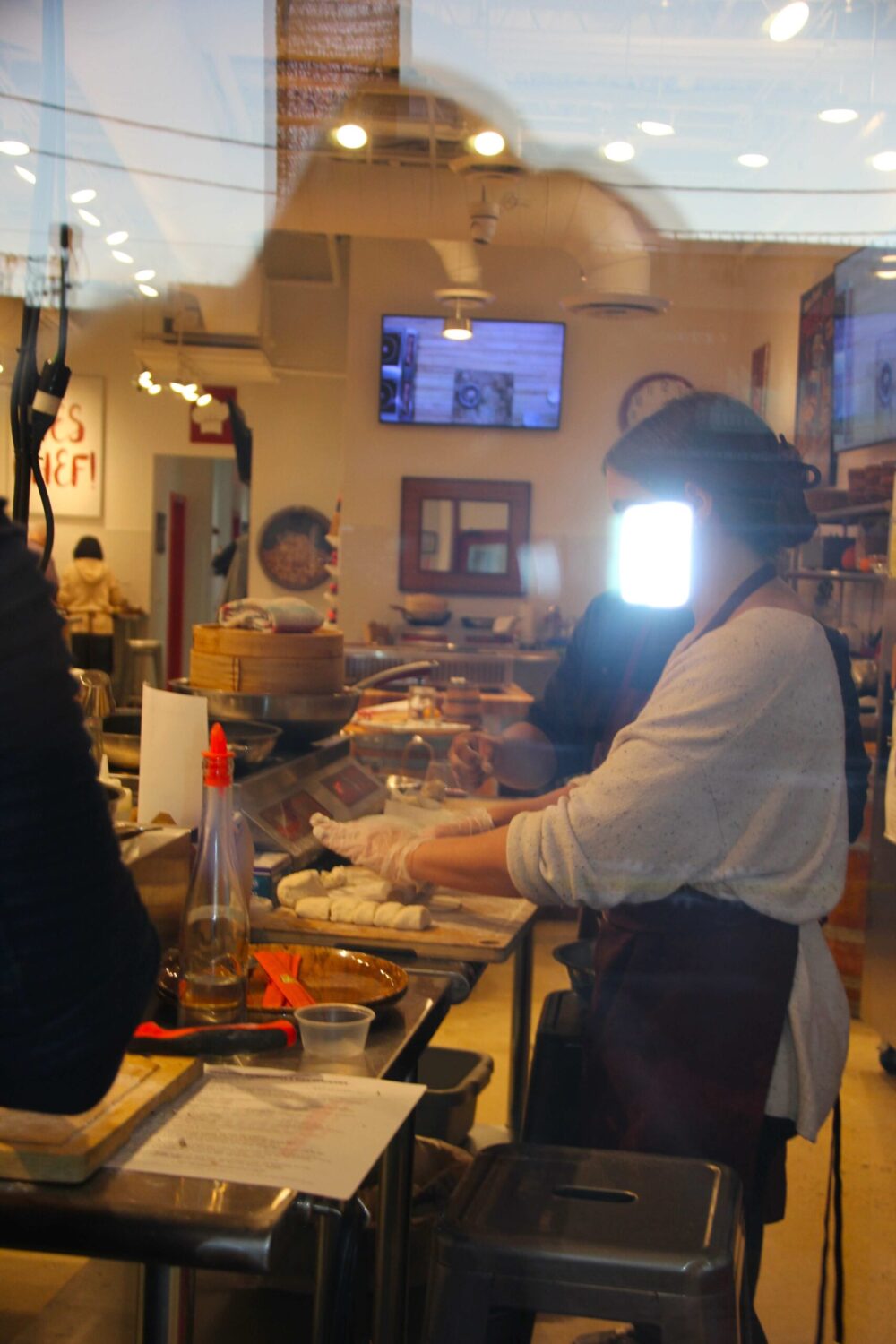 Observando a trav&eacute;s de la amplia ventana del TCS apreciamos como los estudiantes aprend&iacute;an a preparar deliciosos dumplings.
