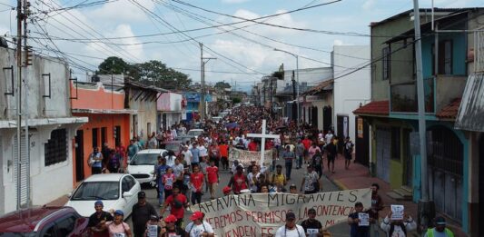 Caravana de miles de migrantes que partió el lunes como la más grande del año desde Tapachula.