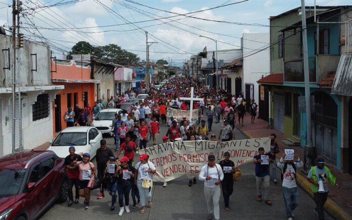 Caravana de miles de migrantes que partió el lunes como la más grande del año desde Tapachula.