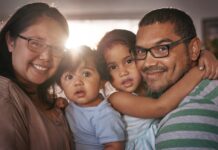 La crisis del costo de la vida en Nueva York: un desafío para la comunidad latina Según el Censo de los Estados Unidos, el ingreso familiar promedio de las familias latinas en Nueva York es de $43,000. Esto es significativamente menor que el ingreso familiar promedio de las familias blancas no hispanas, que es de $115,000.