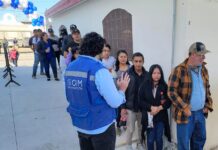 Migrantes asisten a la inauguración de un centro de multiservicios de la ONU, el 16 de noviembre de 2023, en ciudad Juárez, Chihuahua, México.