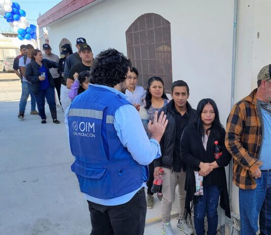 Migrantes asisten a la inauguración de un centro de multiservicios de la ONU, el 16 de noviembre de 2023, en ciudad Juárez, Chihuahua, México.