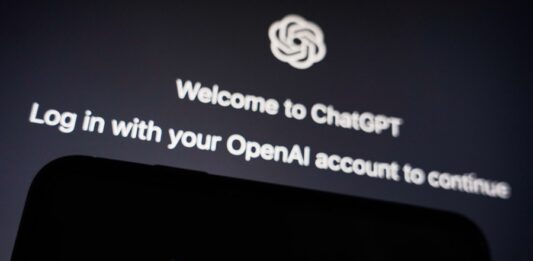 La compañía introdujo también un portal propio para que los desarrolladores de aplicaciones que utilizan GPT puedan ofrecer sus productos, lo que les permitirá ganar dinero en función de cuántas personas los descarguen.