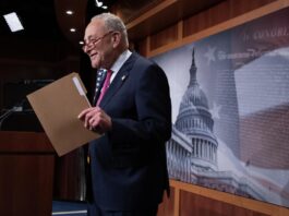 El líder demócrata del Senado pide analizar las compras de Chevron y ExxonMobil Líder demócrata en el Senado, Chuck Schumer.
