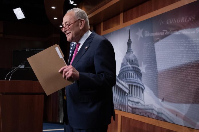 US Senate approves debt ceiling raise, avoids payment default Líder demócrata en el Senado, Chuck Schumer.