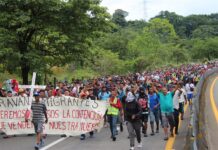 Migrantes bloquean una aduana en el sur de México para presionar por permisos de tránsito Cientos de migrantes avanzan en caravana (3)