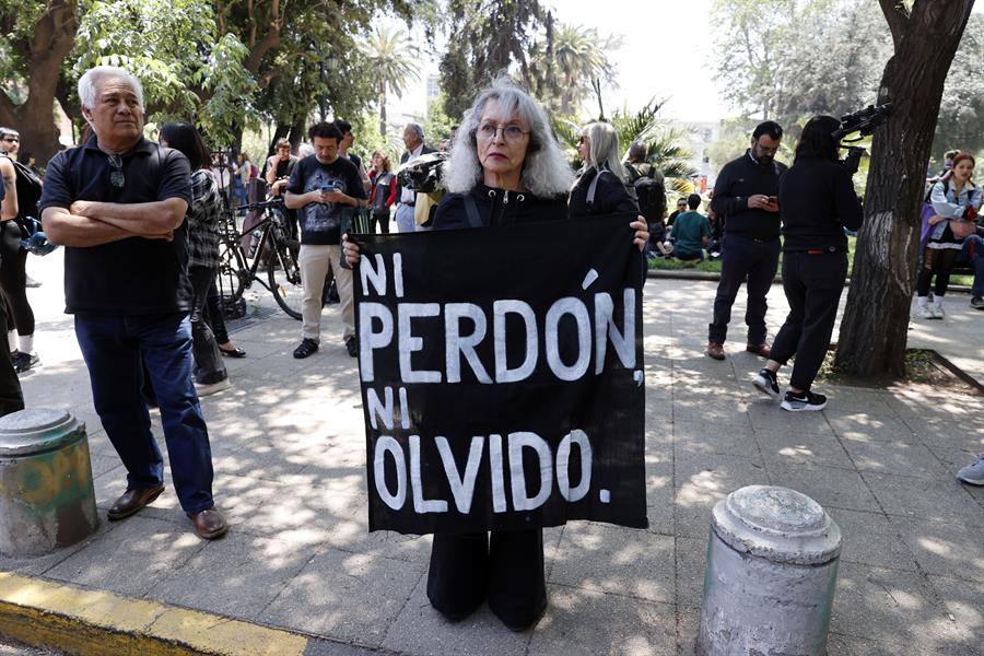 Cientos de personas llegan a despedir a Joan Jara, la esposa del cantautor chileno Víctor Jara (2)