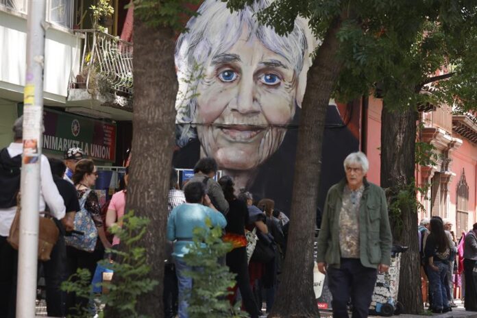 Cientos de personas llegan a despedir a Joan Jara, la esposa del cantautor chileno Víctor Jara (3)