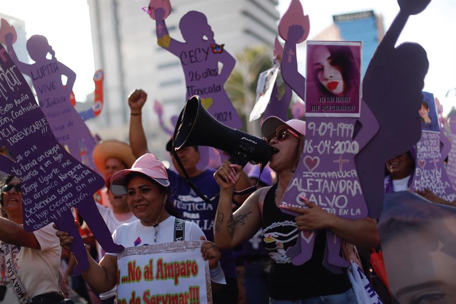 Ciudadanas marchan hoy en conmemoraci&oacute;n del D&iacute;a Internacional de la Eliminaci&oacute;n de la Violencia contra la Mujer (3)