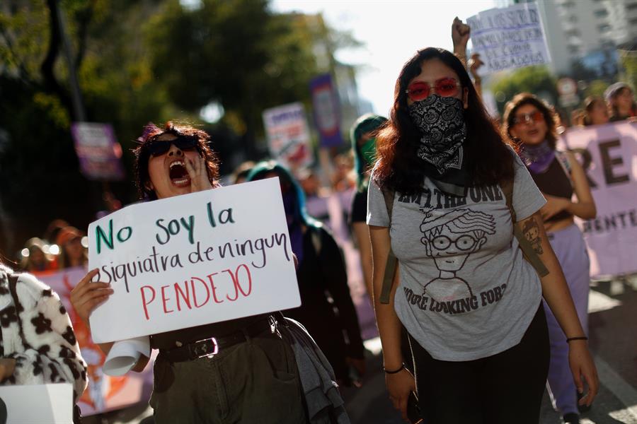 Ciudadanas marchan hoy en conmemoraci&oacute;n del D&iacute;a Internacional de la Eliminaci&oacute;n de la Violencia contra la Mujer (4)