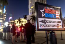 Comienza en Miami debate republicano mientras Trump celebrará su propio mitin Comienza en Miami debate republicano