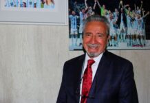 Hugo García, embajador de Argentina en Long Island Como buen argentino, Don Hugo García es fanático del fútbol y como muestra con orgullo, esa afición la ha heredado a sus siete nietos, a quienes se aprecia en la fotografía colocada en un lugar principal junto a la de la campeona selección de Argentina 2022.
