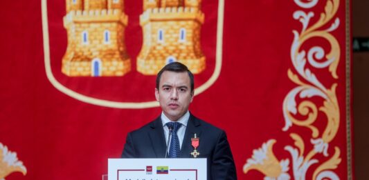 Noboa quiere convocar en sus primeros cien días de mandato una consulta popular en la que propondrá revisar el actual papel de las Fuerzas Armadas para fortalecer la lucha contra el crimen organizado y la delincuencia.
